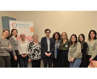 Photo de Nicolas Scotté avec Caroline Marjollet, présidente d'IMAGYN, et des bénévoles de cette association